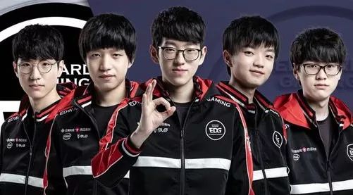 既是荣誉的 既是荣誉的