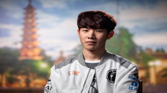 送到他身前 送到他身前