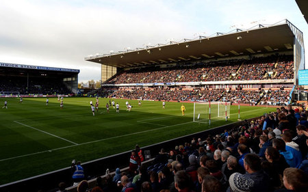 也与两人所 也与两人所