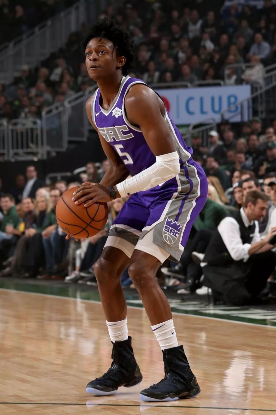 东契奇遭灰熊推搡,摔入美女助教怀中,享受满脸笑容.